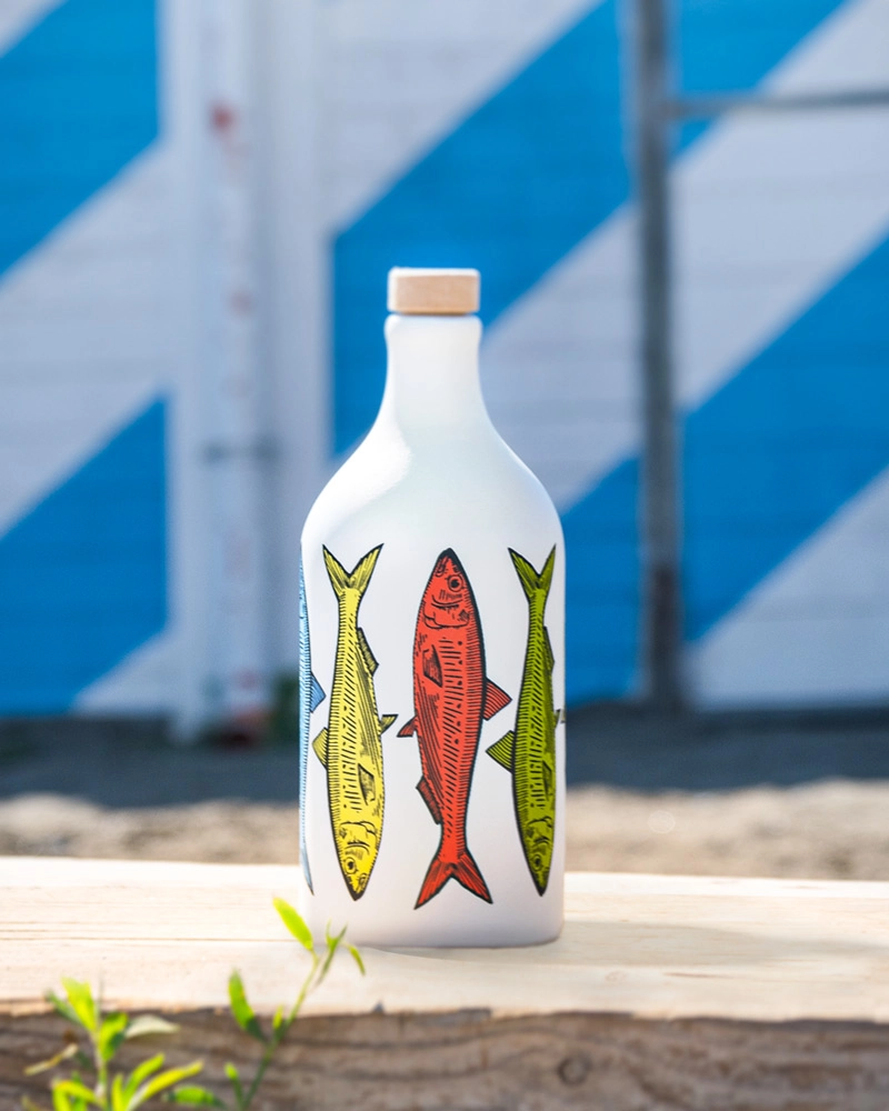 Muraglia Olivenöl - Sardinen Keramikflasche – Produktdarstellung, stilvoll arrangiert