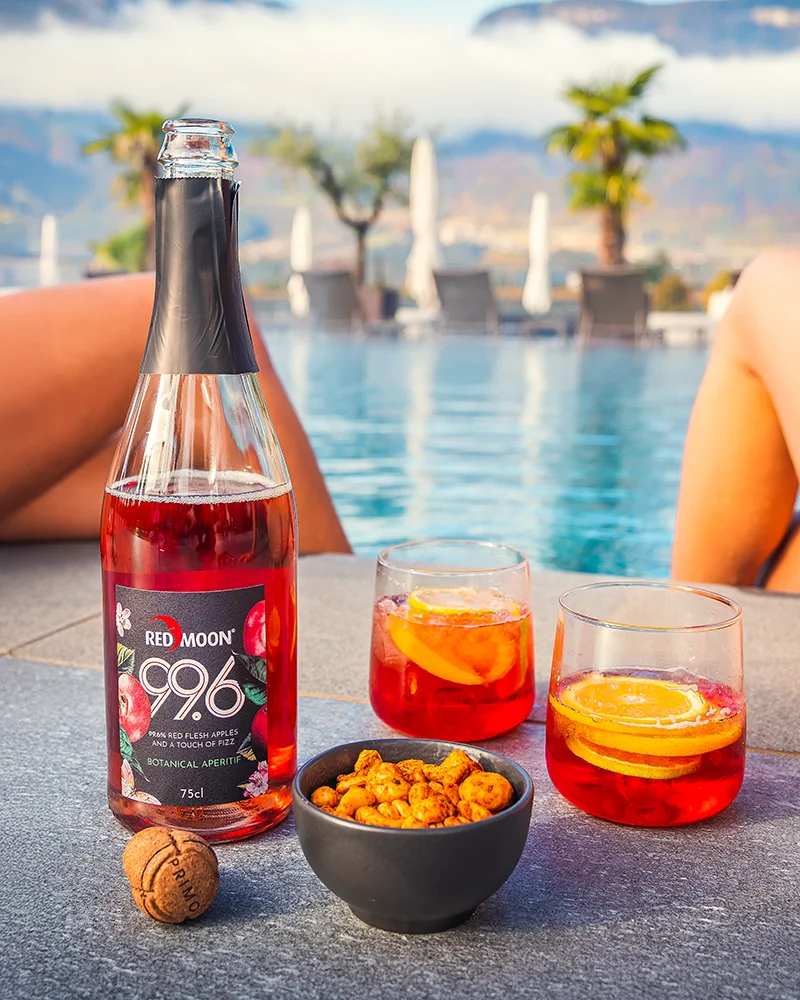 Red Moon 99.6 Sparkling - alkoholfrei – ansprechend in Szene gesetzt