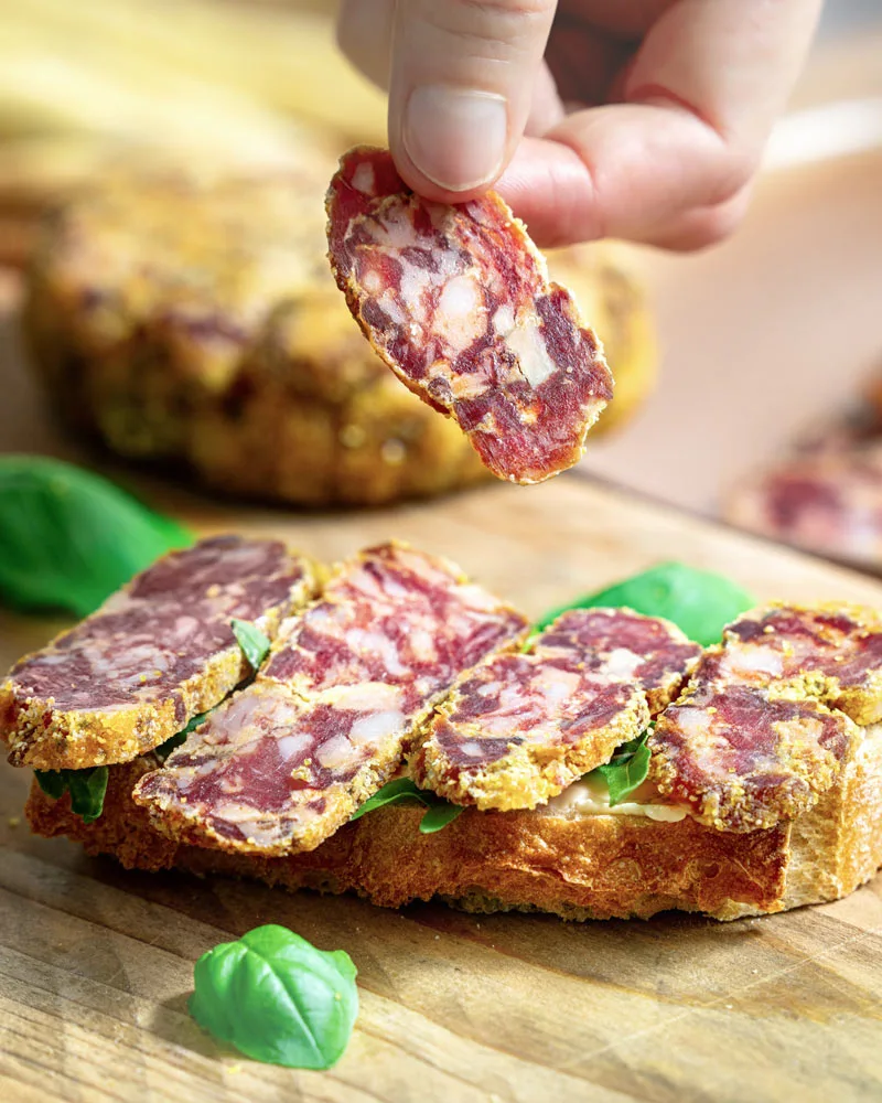Runde Salami vom schwarzen Schwein - Bio – ansprechend in Szene gesetzt
