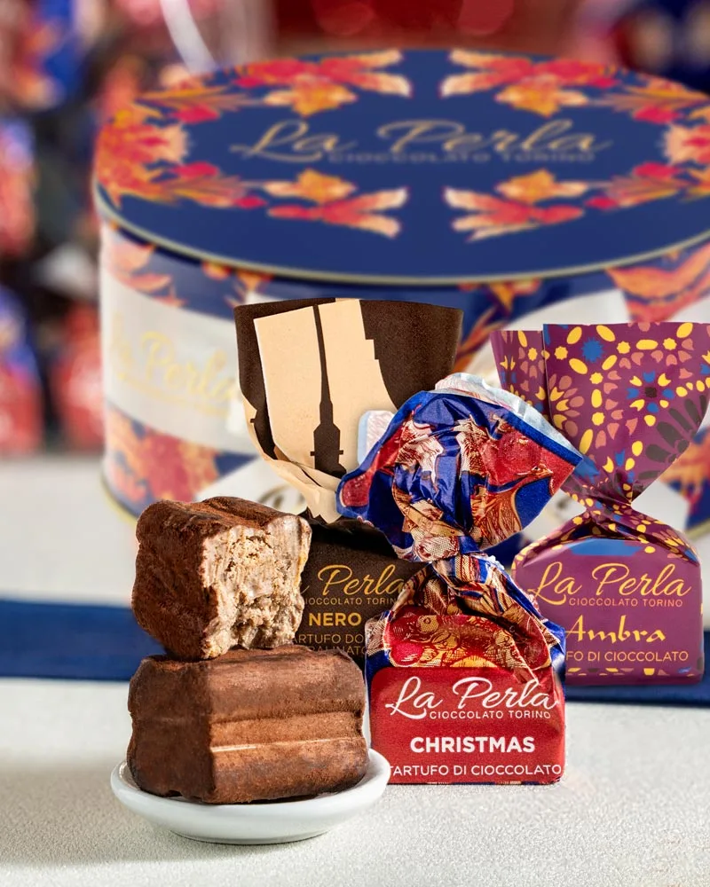 Weihnachtliche Tartufi - Mix in großer Geschenkdose – ansprechend in Szene gesetzt