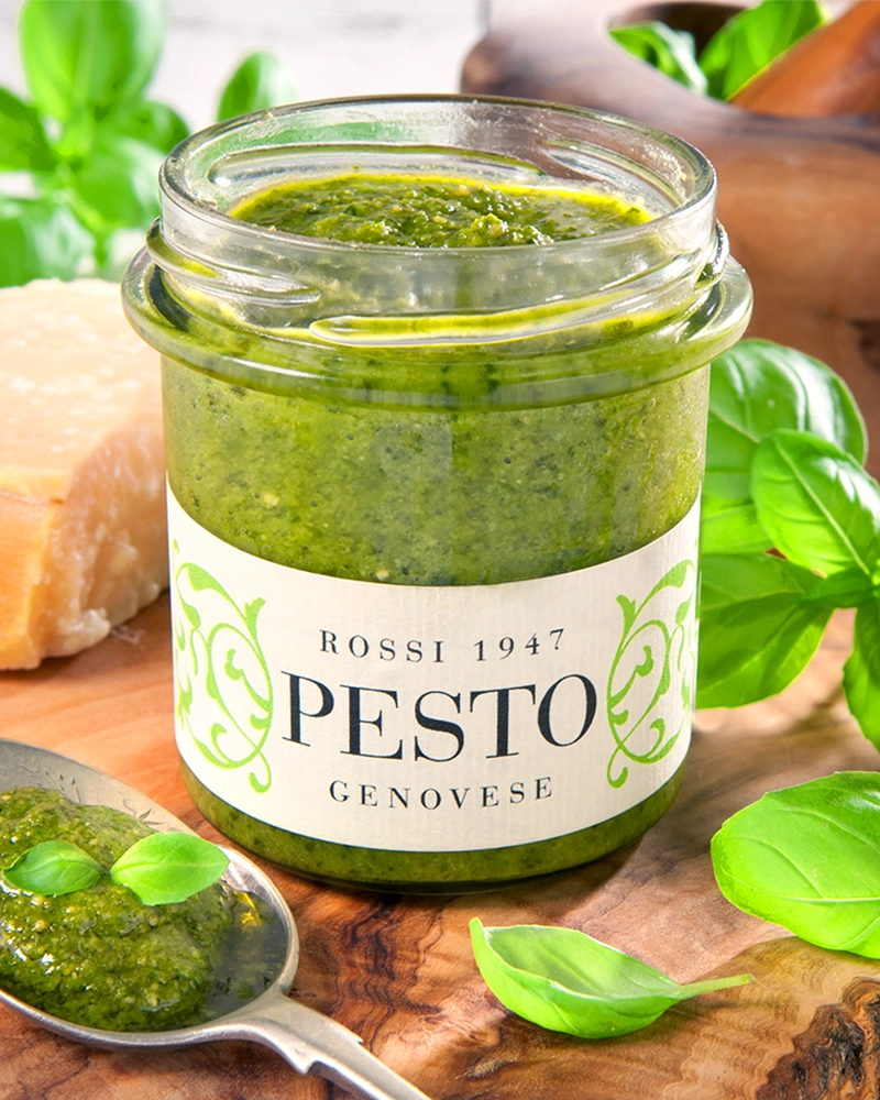 Frisches Pesto Genovese - mittlere Größe – ansprechend in Szene gesetzt