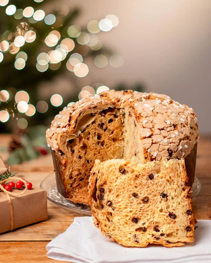 Panettone mit Schokolade - im Geschenkkarton – ansprechend in Szene gesetzt