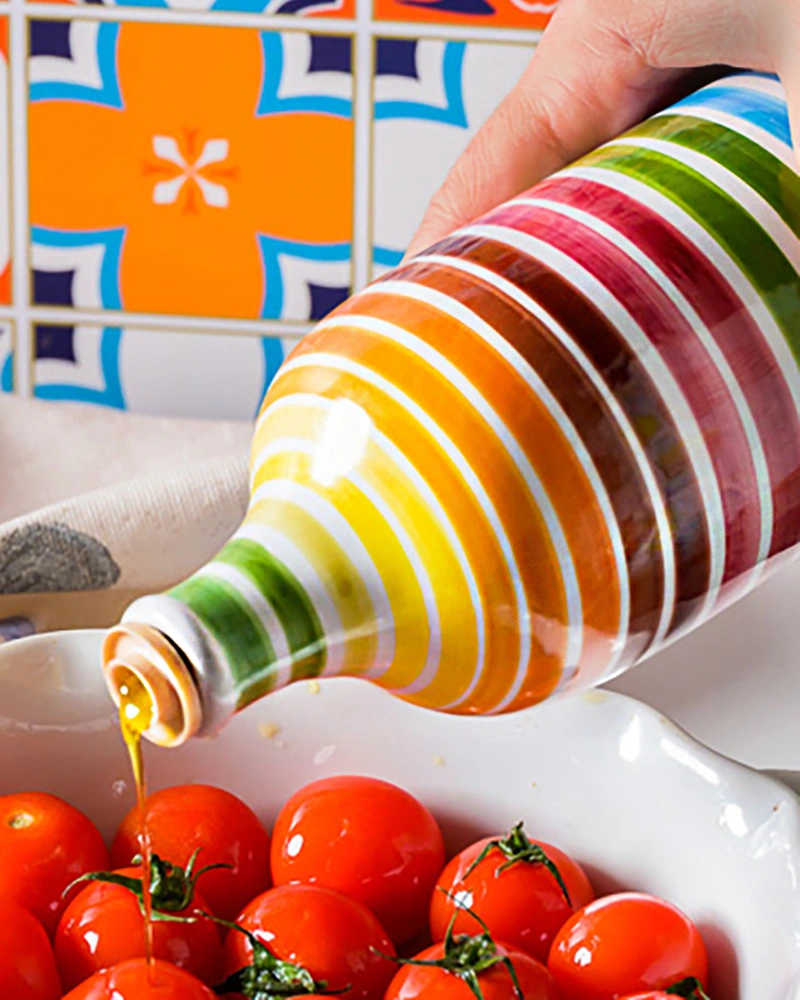 Muraglia Olivenöl - Regenbogen Keramikflasche – Produktdarstellung, stilvoll arrangiert