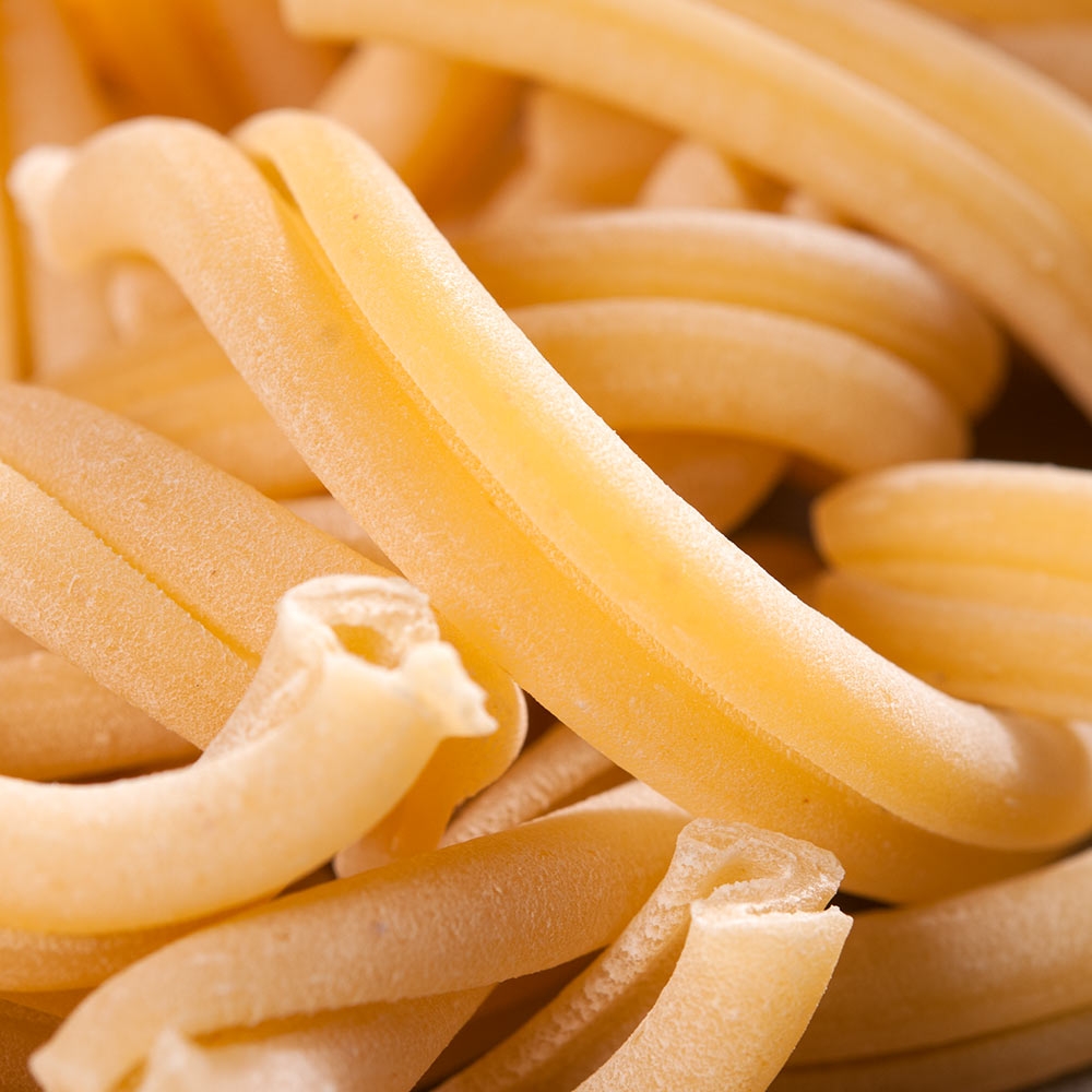 Caserecce - Gragnano Pasta IGP – mit passenden Accessoires arrangiert