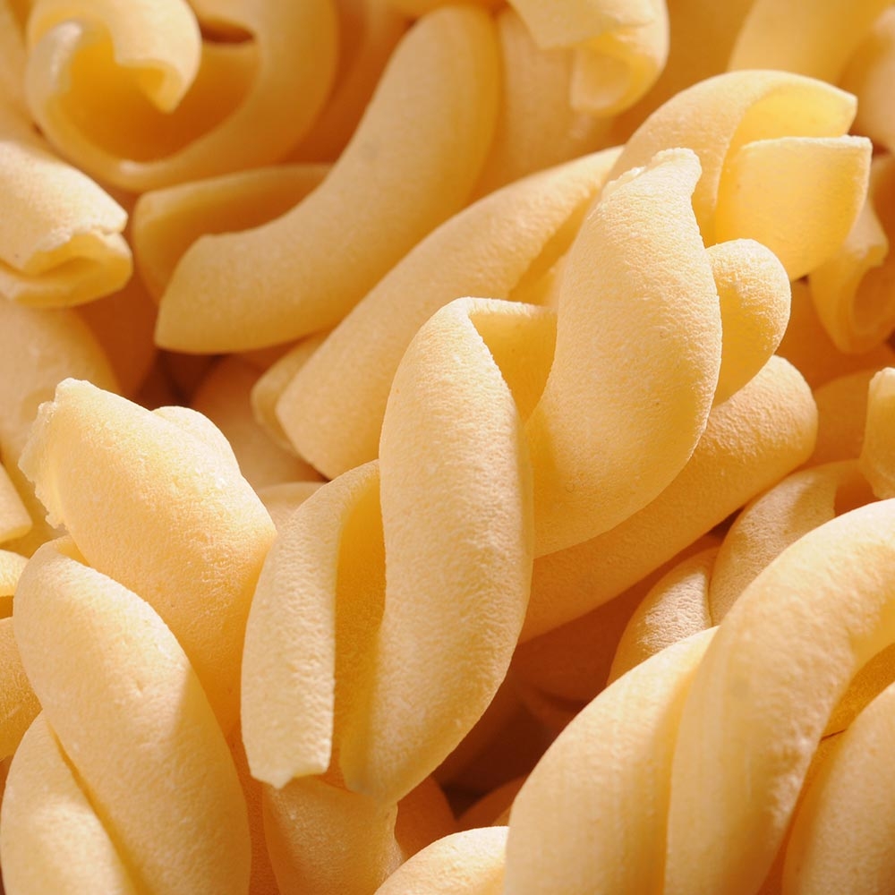 Trecce - Gragnano Pasta IGP – mit passenden Accessoires arrangiert
