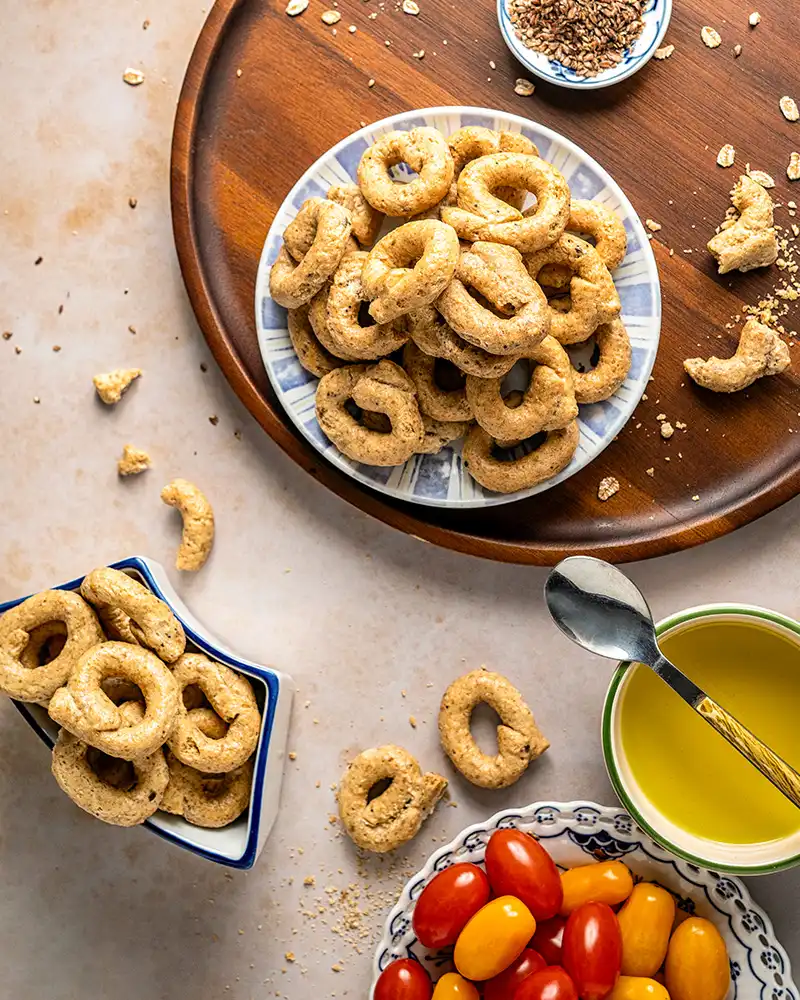 Taralli mit Vollkorn – mit passenden Accessoires arrangiert