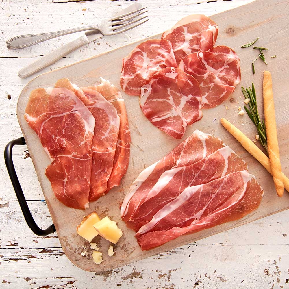 Antipasti Platte - Salumi – mit passenden Accessoires arrangiert