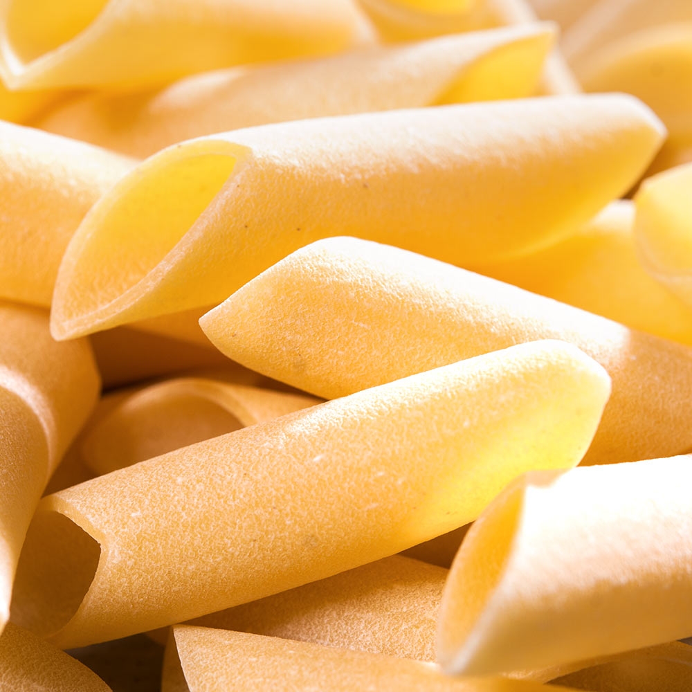 Penne - Gragnano Pasta IGP – mit passenden Accessoires arrangiert