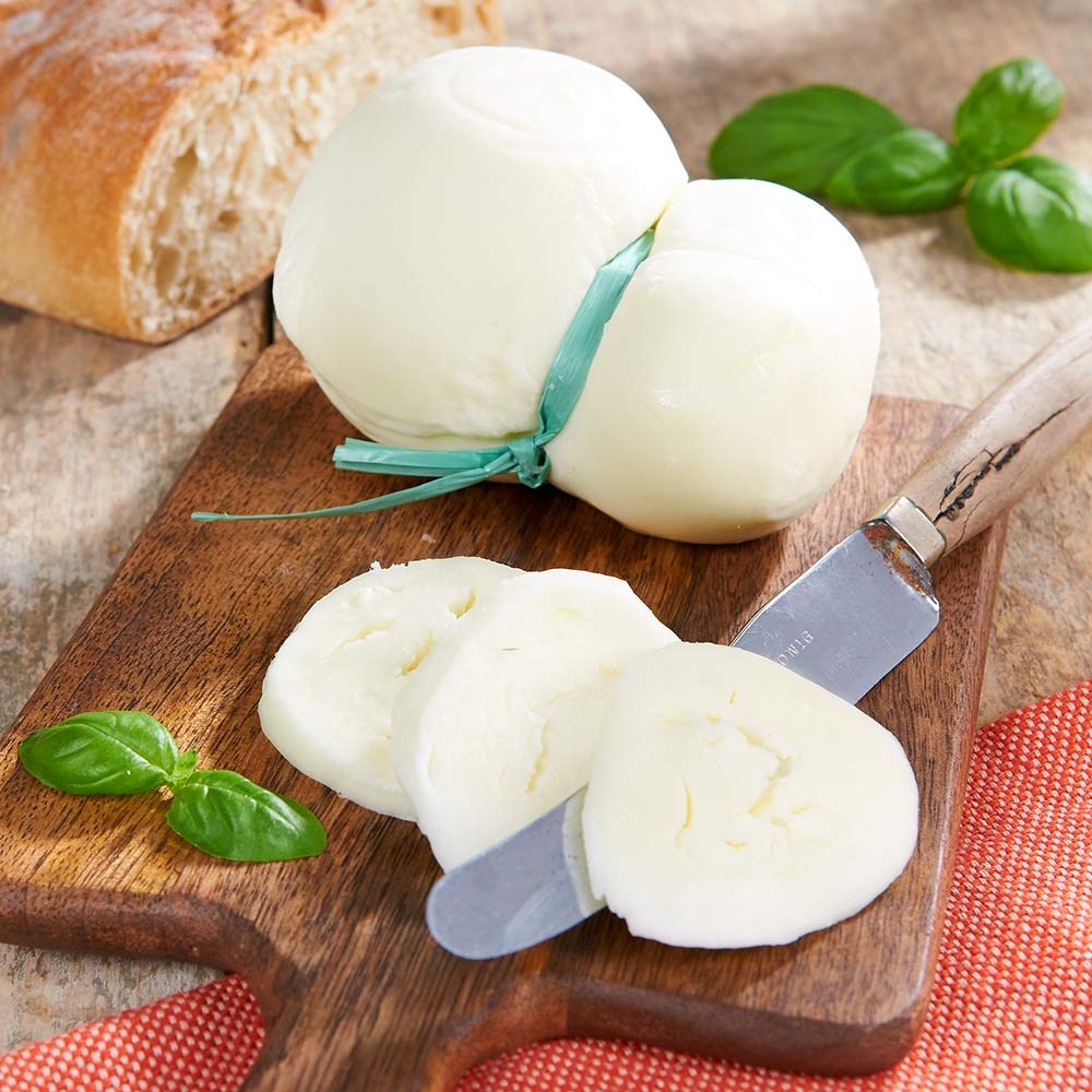 Junger Scamorza aus Büffelmilch – Birne als Dekoration