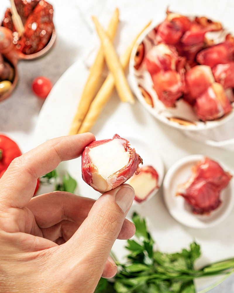 Mini-Scamorza im Schinkenmantel - Bio – ansprechend in Szene gesetzt