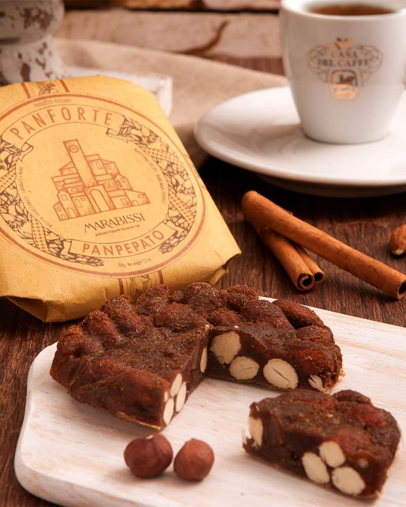 Panpepato - Gewürz-Früchtebrot – mit passenden Accessoires arrangiert